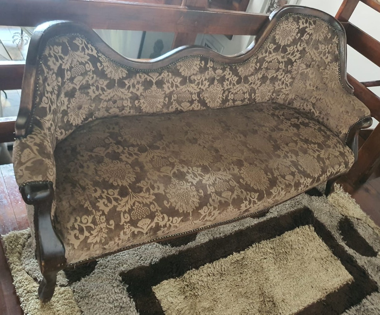 Antique Victorian-Style Settee – Carved Mahogany Frame with Damask Upholstery